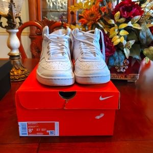 white Nike quest 3